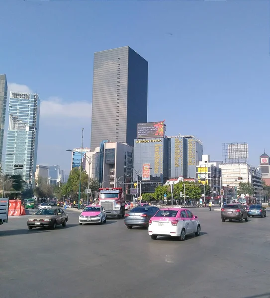 墨西哥城 出租车和市中心的交通 — 图库照片