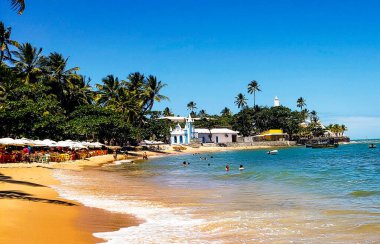 Praia do Forte, Bahia, Brezilya 'daki güzel sahil ve eski kilise