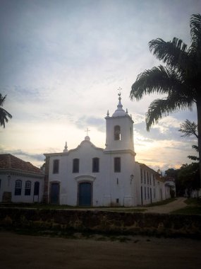 Tunari tepesinden Bolivya 'ya giden bir gezgin.