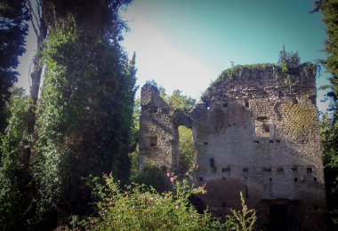 İtalya Giardini di Ninfa 'da güzel bir harabe.