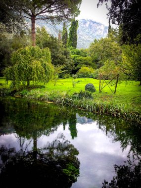 Giardini di Ninfa, İtalya 'da güzel bir yansıma