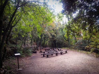 İtalya, Assisi 'deki Subasio Dağı' nda küçük bir kilise.