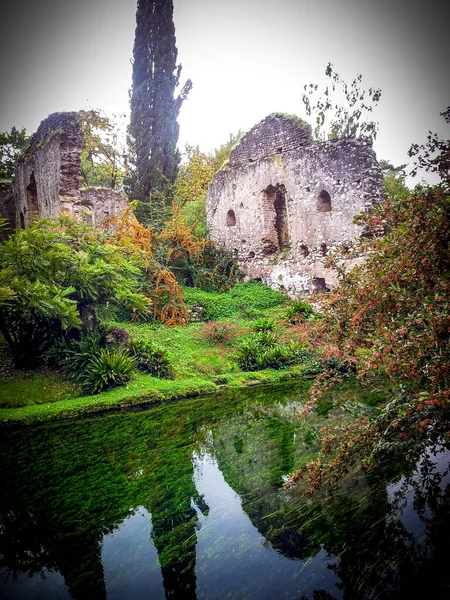 Ruiny Refekcja Giardini Ninfa Włoszech — Zdjęcie stockowe