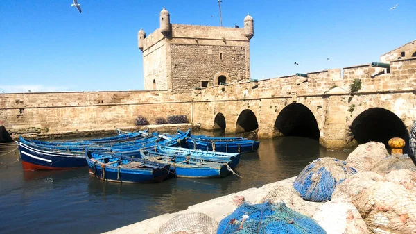 Gammal Fästning Vägg Och Blå Båtar Essaouira Marocko — Stockfoto