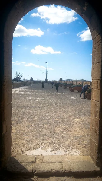 Stare Drzwi Łuku Obrazujące Ścieżkę Starożytnego Muru Essaouira Maroko — Zdjęcie stockowe