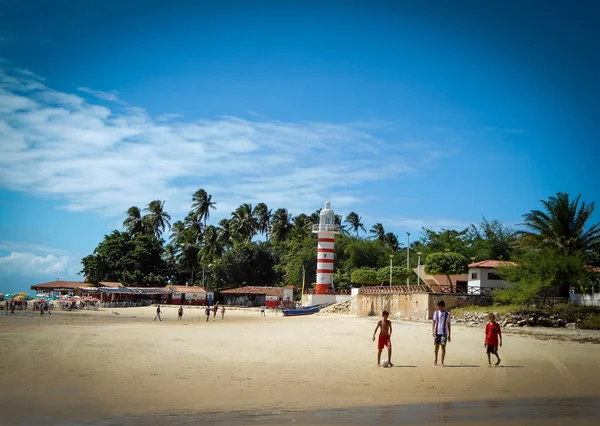 Faro Tre Ragazzi Passeggiano Sulla Spiaggia Farol Paracuru Ceara Brasile — Foto Stock