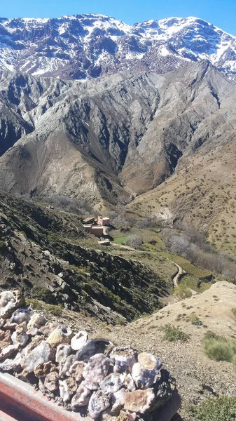 Pequeño Pueblo Bereber Medio Las Montañas Del Atlas — Foto de Stock