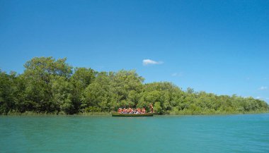 Bir grup turist Camocim, Ceara, Brezilya 'da bir teknede