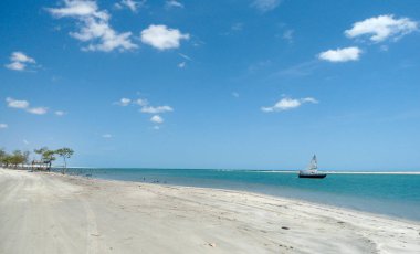 Brezilya, Ceara 'da teknesi ve plajı olan çok net bir görüntü.