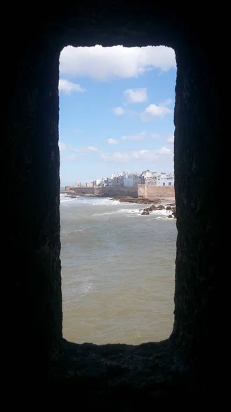 Θέα Από Την Τρύπα Στον Τοίχο Του Παλιού Φρουρίου Της — Φωτογραφία Αρχείου