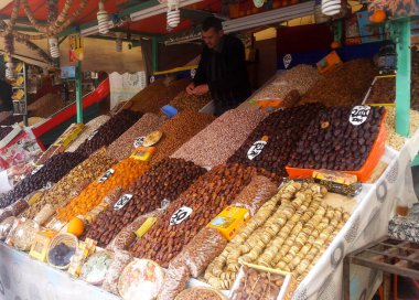 Marakesh, Fas 'taki Djemaa El Fna Meydanı' nda meyve ve baharat satıcısı.