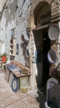 Yaz günü Essaouira, Fas 'ta eski bir dükkan.