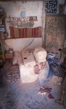 Essaouira, Fas 'ta yaz günü eski bir dükkan.,