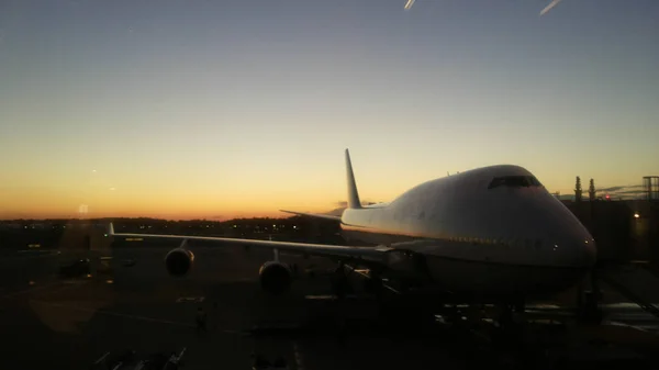 Flugzeug Blieb Bei Klarem Himmel Sonnenuntergang Flughafen Stehen — Stockfoto