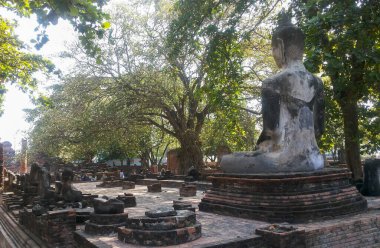 Güzel bir yaz gününde Aytthaya, Tayland 'da oturan Buda ve güneş ışınları