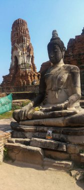 Güzel bir yaz gününde Aytthaya, Tayland 'da oturan Buda ve güneş ışınları