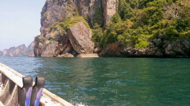 Tayland 'ın Krabi eyaletindeki bir sahilde güzel bir uçurum manzarası. Görünüm tamamlandı