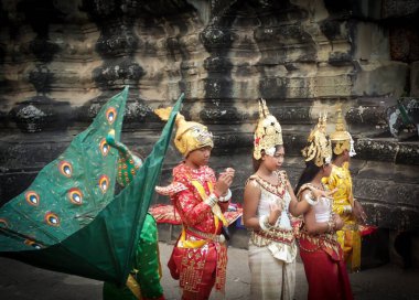 Kamboçyalı dansçılar Angkor Wat, Kamboçya 'da gösteri yapıyorlar.