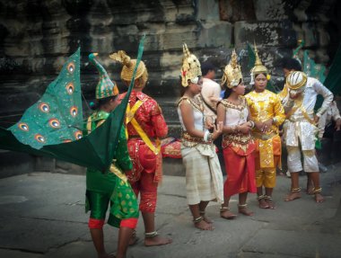 Kamboçyalı dansçılar Angkor Wat, Kamboçya 'da gösteri yapıyorlar.