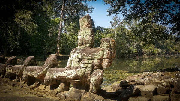 Ciekawe Niesamowite Posągi Strażników Brygadzie Angkor Wat Kambodży Słoneczny Dzień — Zdjęcie stockowe