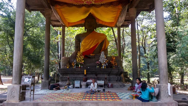 Gran Estatua Buda Con Ropa Amarilla Orande Con Familia Mendigando — Foto de Stock