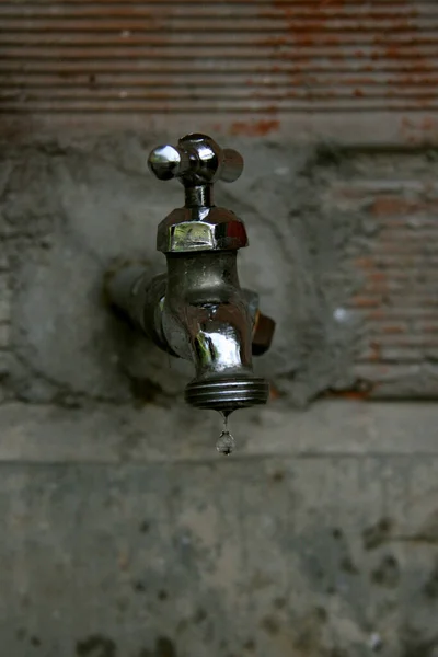 Buitenglanzend Leidingwater Druppelend Water — Stockfoto