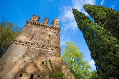 Ninfa bahçe içinde eski kule