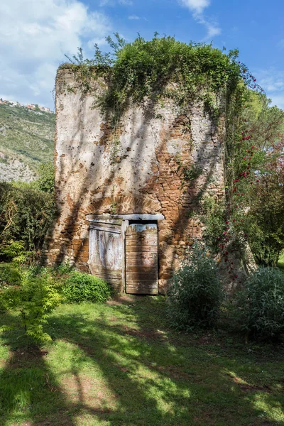 Ruin in the Garden of Ninfa — Stock Photo, Image