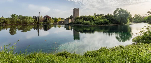 Vista del castillo histórico y espectacular lago del Jardín — Foto de Stock