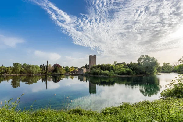 Vista del castillo histórico y espectacular lago del Jardín — Foto de Stock