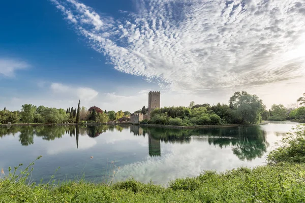 Vista del castillo histórico y espectacular lago del Jardín — Foto de Stock