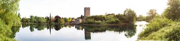 Vista del castillo histórico y espectacular lago del Jardín — Foto de Stock