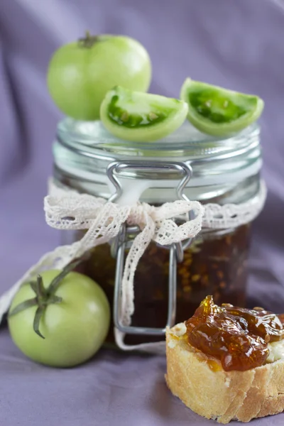 Engarrafamento de tomates verdes — Fotografia de Stock