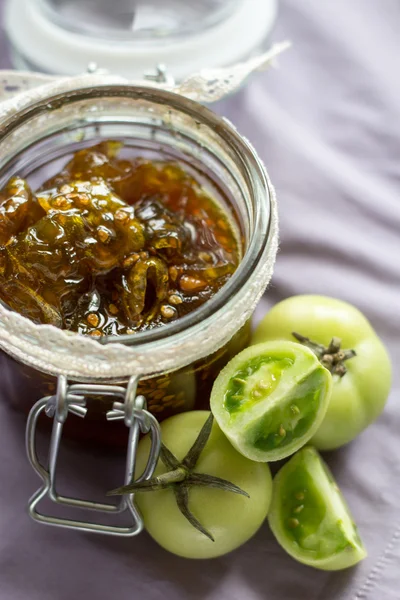 Engarrafamento de tomates verdes — Fotografia de Stock