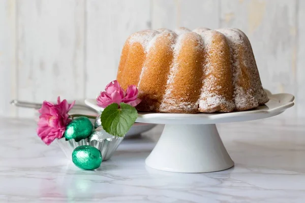 Sade kek ve Paskalya yumurtaları