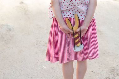 Bir sapan onun elinde tutan kız