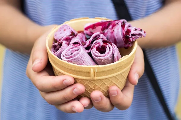 Tay dondurma - Tay Hindistan cevizi sütü ve meyve ile dondurma