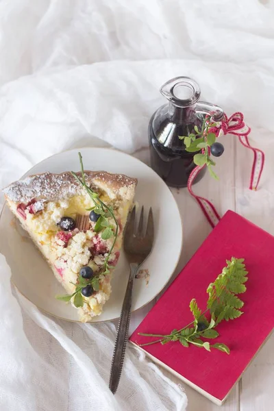 Välsmakande tårta med vilda skogens frukter och blåbär frukt — Stockfoto