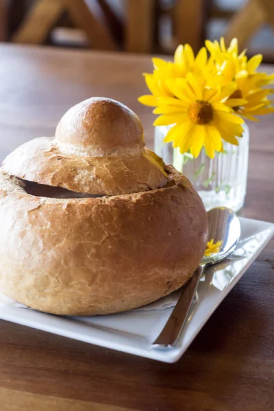 Rogge-soep - traditionele zure soep in brood genaamd zurek of wit barszcz Pools — Stockfoto