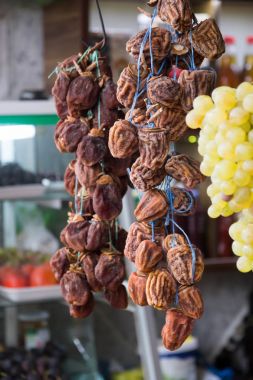 Gürcistan'daki sokak piyasada kurutulmuş hurma (Diospyros kaki)