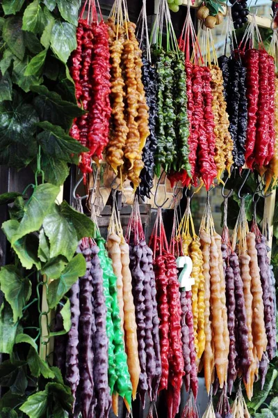 Geleneksel şeker - Gürcistan'daki sokak pazarında cevizli sucuk — Stok fotoğraf