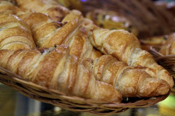 Tasty Fresh French croissants in a basket in a bakery — Stock Photo, Image