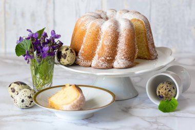 Paskalya lezzetli ekşi krema kek, bıldırcın yumurtası ve menekşe