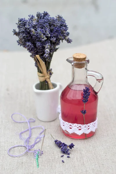 Sabroso Jarabe Lavanda Tradicional Una Botella Vidrio Flores Lavanda — Foto de Stock