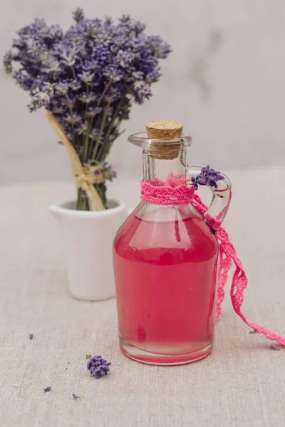 Smakelijke Traditionele Lavendel Siroop Een Fles Glas Lavendel Bloemen — Stockfoto