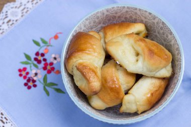 ev yapımı Maya kruvasan bir kase nakış ile vintage gelmedi