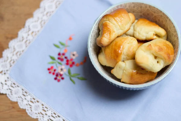 Zelfgemaakte Gist Croissants Een Kom Vintage Servet Met Zwarte Broderie — Stockfoto