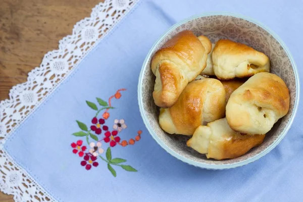 Zelfgemaakte Gist Croissants Een Kom Vintage Servet Met Zwarte Broderie — Stockfoto