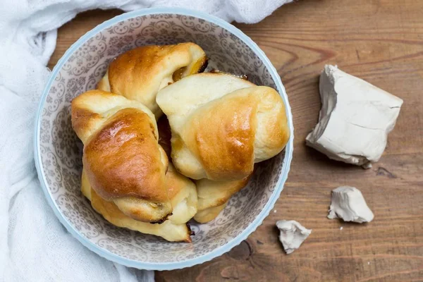 Zelfgemaakte Gist Croissants Een Keramische Kom Ruwe Gist Een Houten — Stockfoto