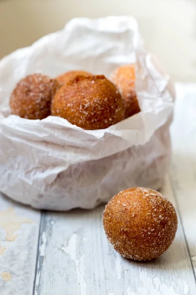 Mini Donuts Einer Papiertüte Auf Weißem Holzhintergrund — Stockfoto